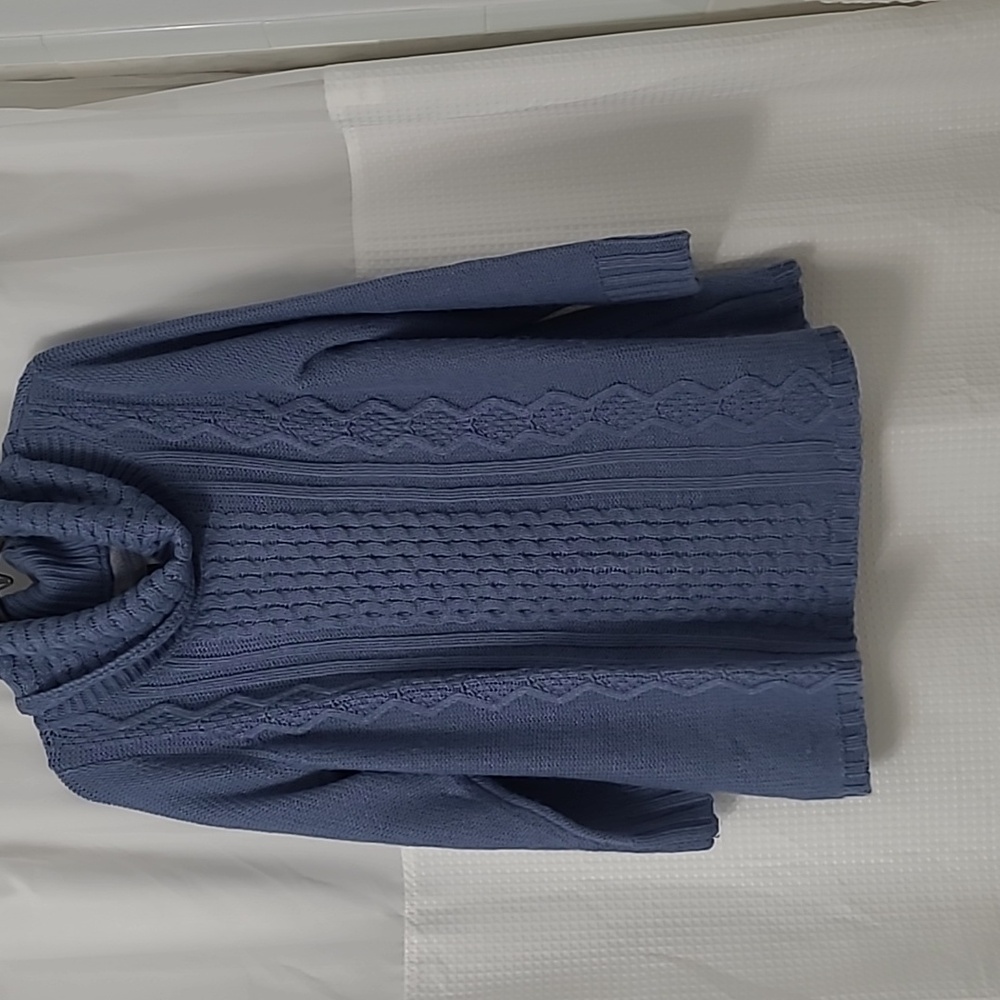 NEEDLEWORKS AVENUE BY DESIGN  Sweater